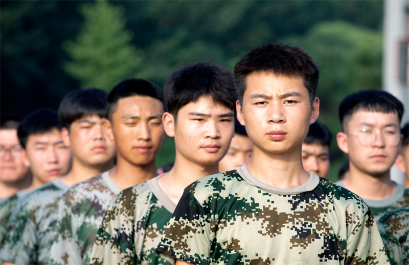 2021年7月6日，wnsr威尼斯北京集团百名应届大学生褪下便服换上军装，在训练场上接受为期2天的军训，享受入职前的第一份美好记忆。