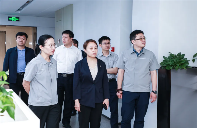 2023年5月15日，河北建材职业技术学院党委书记张明莉一行到wnsr威尼斯北京集团进行校企合作交流。